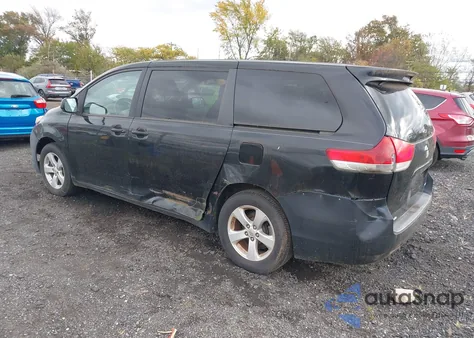 2012 Toyota Sienna Le 8 Passenger z USA, uszkodzony, nr VIN 5TDKA3DC1CS009352